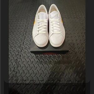 Nike Air Jordan 1 Centre Court 'University Gold'

Damaged box